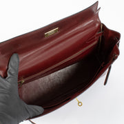 Shop safe online at Labellov in Antwerp, Brussels and Knokke this 100% authentic second hand Hermès Burgundy Box Calf Kelly 32 GHW. Veilig online tweedehands authentiek Hermès Burgundy Box Calf Kelly 32 GHW kopen bij Labellov in Antwerpen en KNokke.