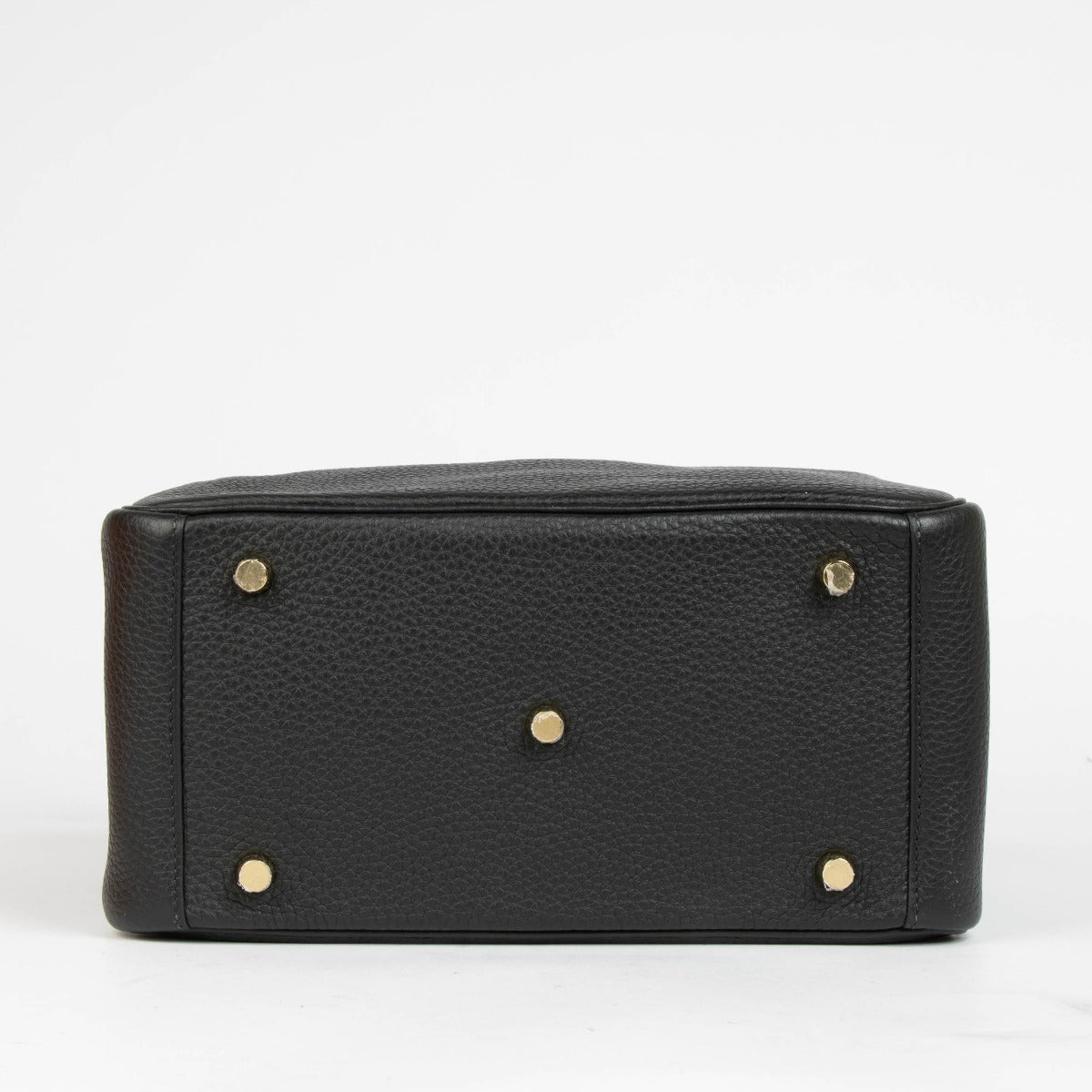 Shop this 100% authentic Hermès Lindy 26 Black Clemence GHW Top Handle Bag at Labellov.com