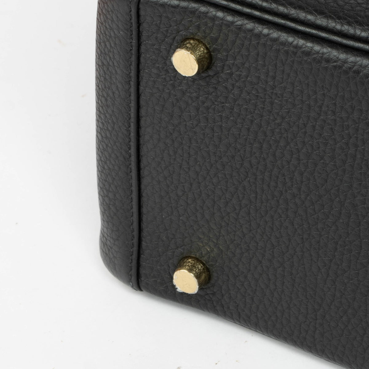 Shop this 100% authentic Hermès Lindy 26 Black Clemence GHW Top Handle Bag at Labellov.com