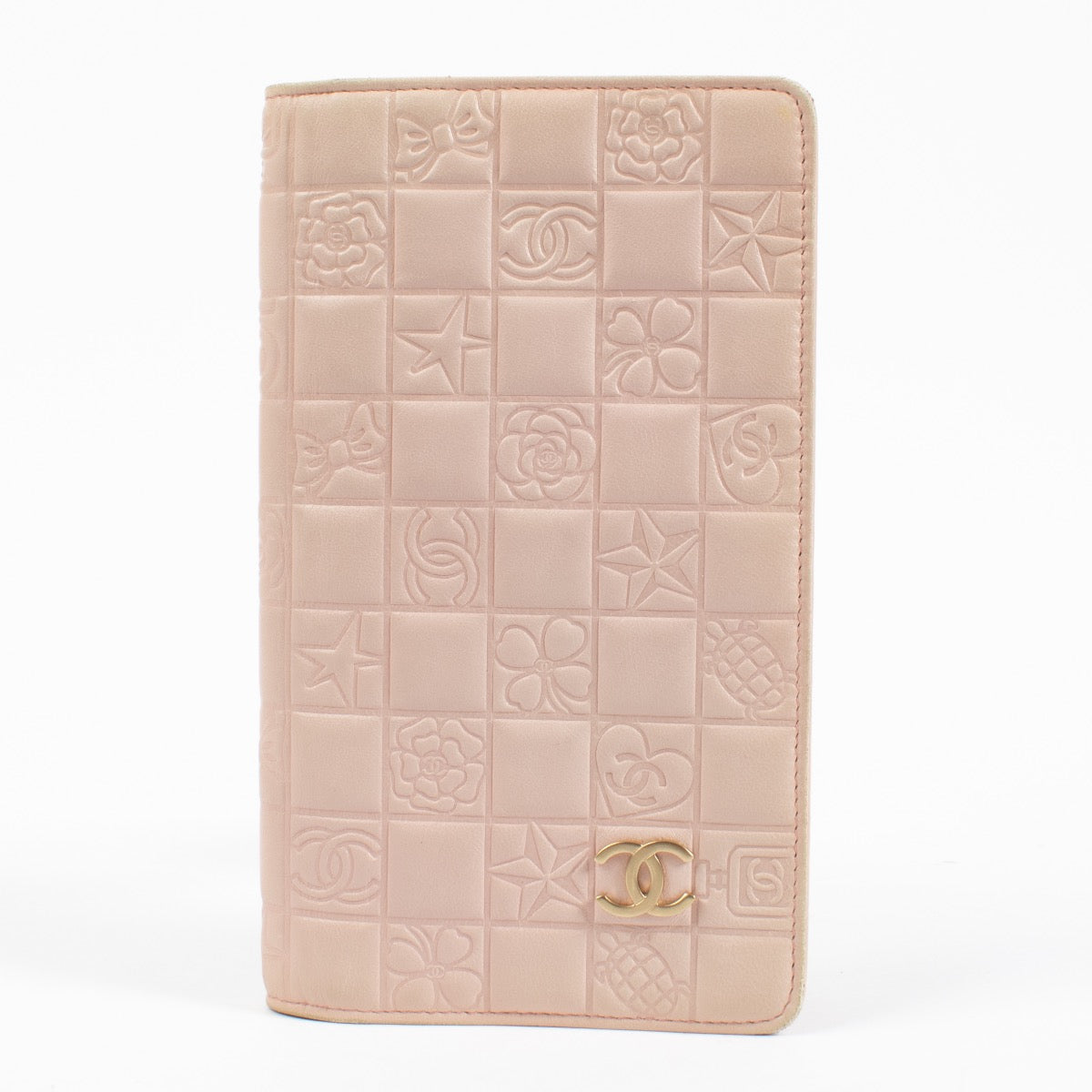 Shop safe online at Labellov in Antwerp, Brussels and Knokke this 100% authentic second hand Chanel Pink Precious Symbols Long Wallet
