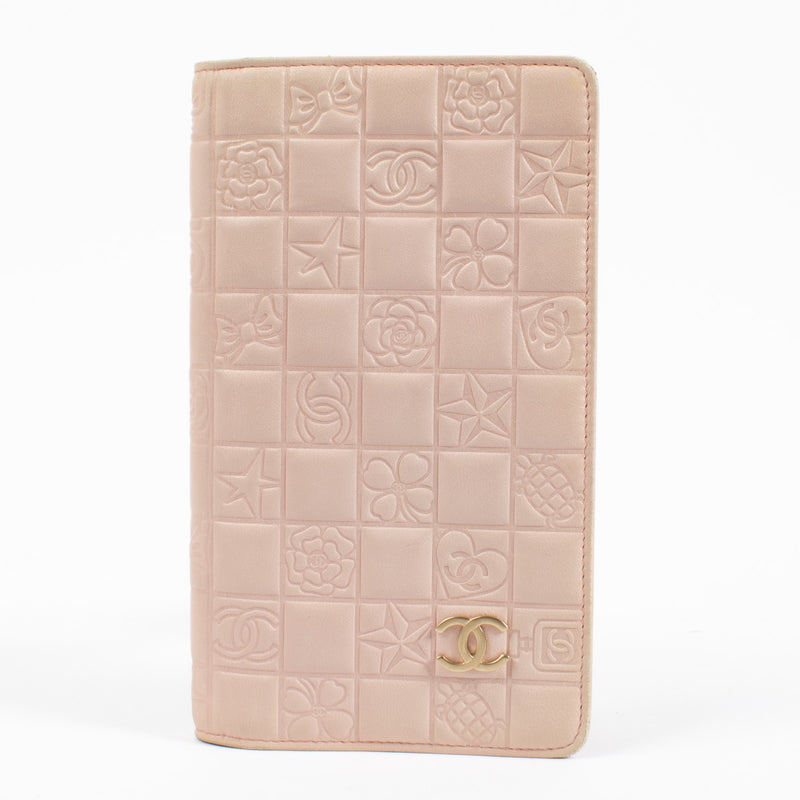 Shop safe online at Labellov in Antwerp, Brussels and Knokke this 100% authentic second hand Chanel Pink Precious Symbols Long Wallet
