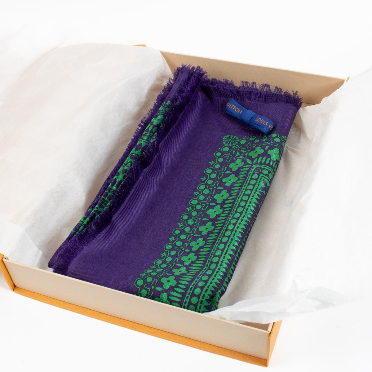 Shop safe online at Labellov in Antwerp, Brussels and Knokke this 100% authentic Louis Vuitton Purple/Green Monogram Classic Shawl