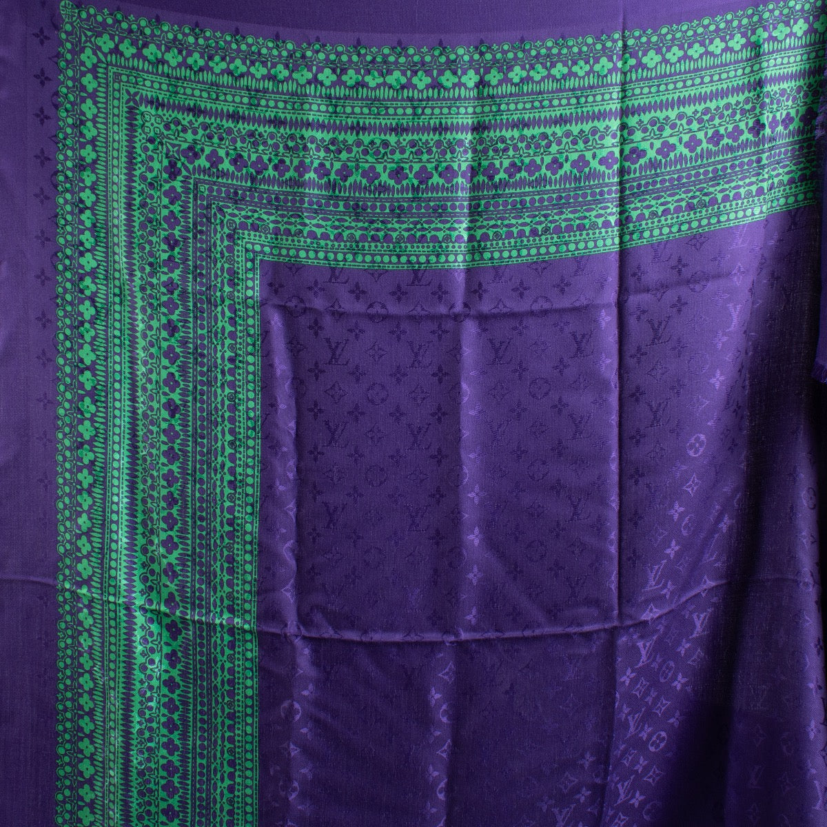 Shop safe online at Labellov in Antwerp, Brussels and Knokke this 100% authentic Louis Vuitton Purple/Green Monogram Classic Shawl