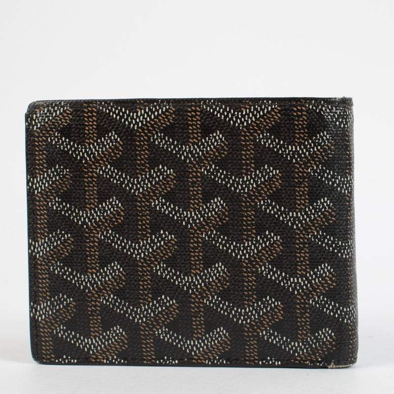 Shop safe online at labellov in Antwerp, Brussels and Knokke this 100% authentic second hand Black Victoire Wallet. Veilig online tweedehands authentieke Goyard Black Victoire portefeuille kopen bij Labellov.