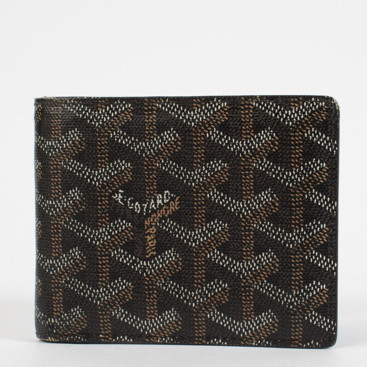 Shop safe online at labellov in Antwerp, Brussels and Knokke this 100% authentic second hand Black Victoire Wallet. Veilig online tweedehands authentieke Goyard Black Victoire portefeuille kopen bij Labellov.