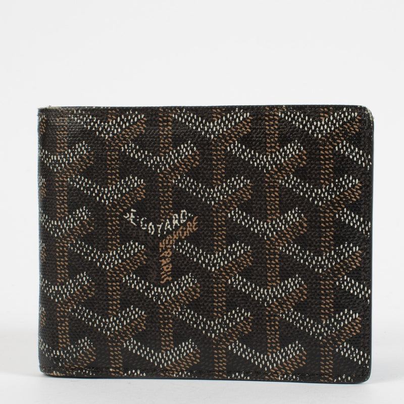Shop safe online at labellov in Antwerp, Brussels and Knokke this 100% authentic second hand Black Victoire Wallet. Veilig online tweedehands authentieke Goyard Black Victoire portefeuille kopen bij Labellov.