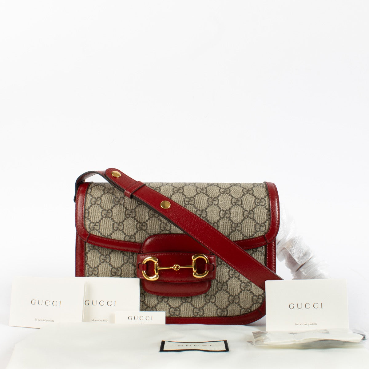 Shop safe online at Labellov in Antwerp, Brussels and Knokke this 100% authentic second hand Gucci Red GG Supreme Horsebit 1955 Medium