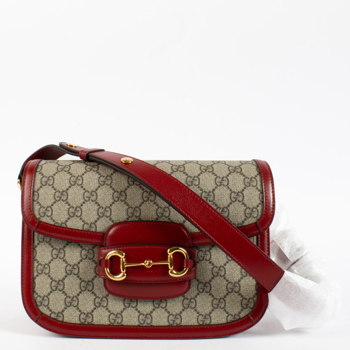 Shop safe online at Labellov in Antwerp, Brussels and Knokke this 100% authentic second hand Gucci Red GG Supreme Horsebit 1955 Medium