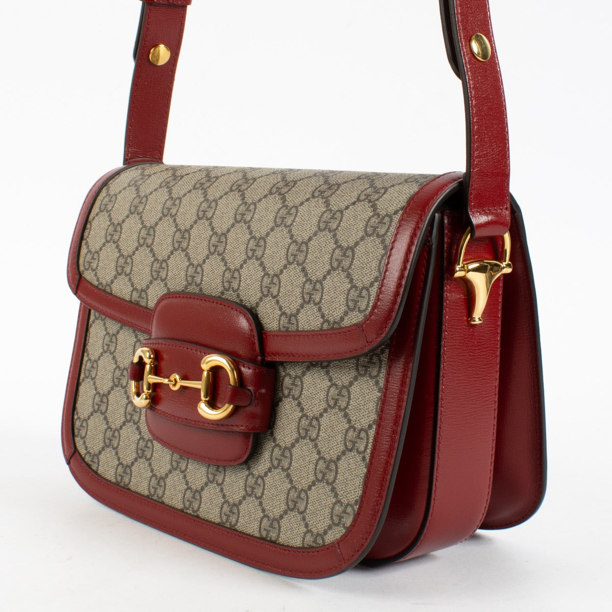 Shop safe online at Labellov in Antwerp, Brussels and Knokke this 100% authentic second hand Gucci Red GG Supreme Horsebit 1955 Medium