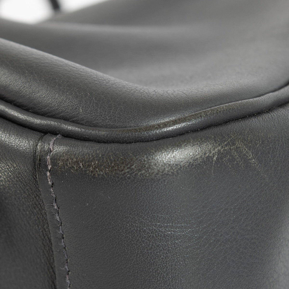 Authentic pre-loved Hermès Lindy 34 in Ardoise Swift leather with palladium hardware, available at Labellov.com.