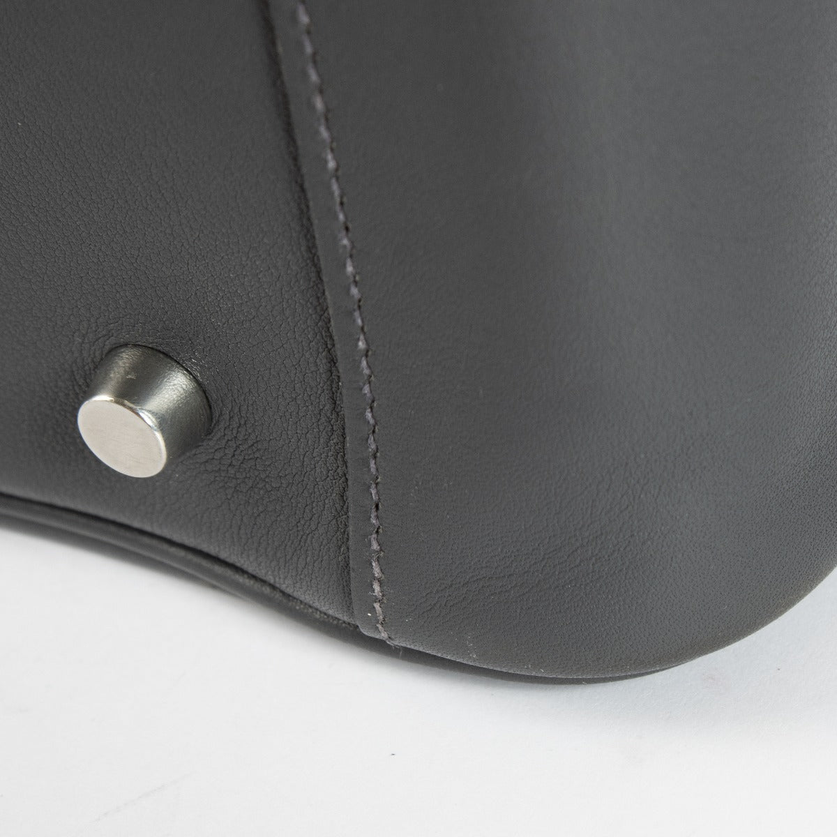 Authentic pre-loved Hermès Lindy 34 in Ardoise Swift leather with palladium hardware, available at Labellov.com.