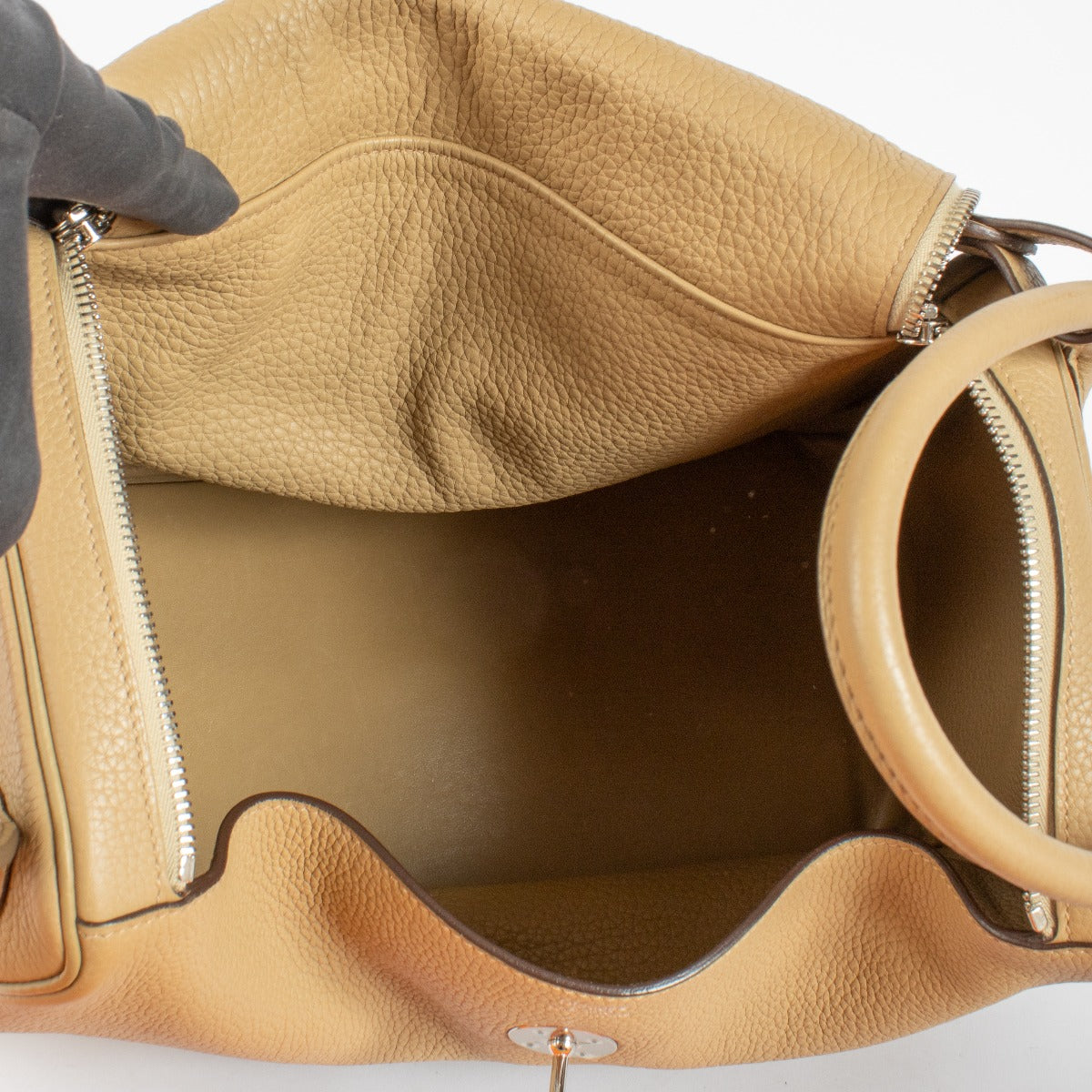 Authentic secondhand Hermès Lindy 34 in Biscuit Taurillon Clemence leather with palladium hardware at Labellov.com.