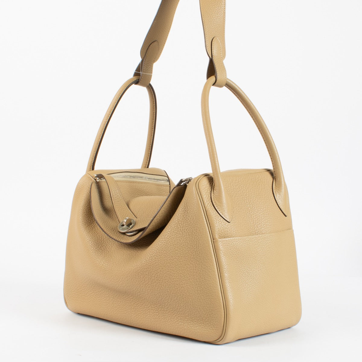 Authentic secondhand Hermès Lindy 34 in Biscuit Taurillon Clemence leather with palladium hardware at Labellov.com.