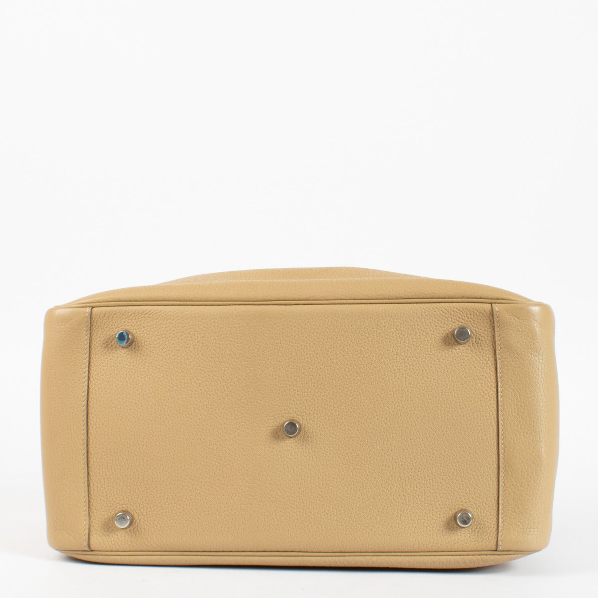 Authentic secondhand Hermès Lindy 34 in Biscuit Taurillon Clemence leather with palladium hardware at Labellov.com.