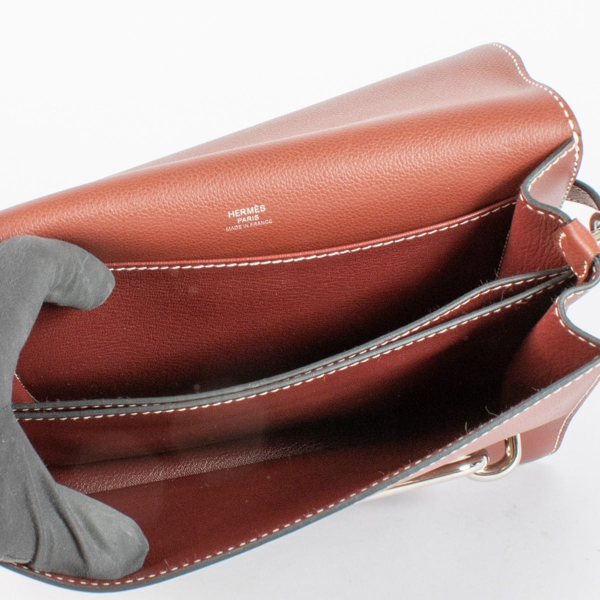 Authentic luxury in excellent condition: Hermès Sac Roulis 23 Rouge H Evercolor with palladium hardware at Labellov.com.