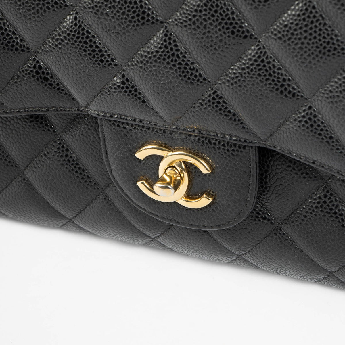 Shop safe online at Labellov in Antwerp, Brussels and Knokke this 100% authentic second hand Chanel Black Caviar Large/ Jumbo Classic Double Flap