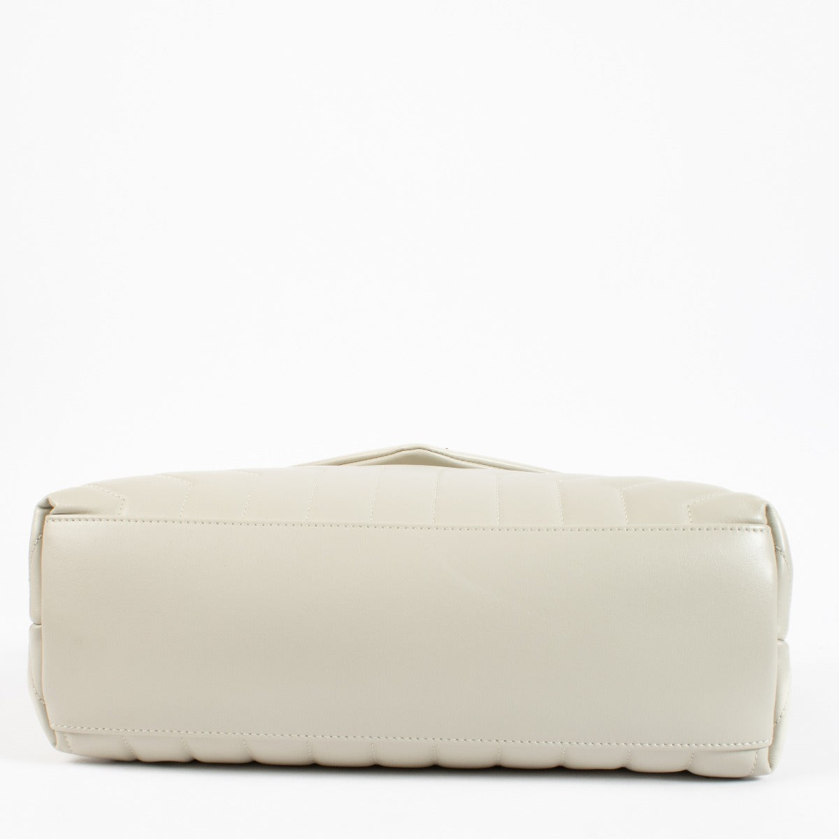 Shop safe online at Labellov in Antwerp, Brussels and Knokke this 100% authentic second hand Saint Laurent Cream Medium LouLou. Veilig online tweedehands authentieke Saint Laurent Cream Medium LouLou handtas kopen bij Labellov.