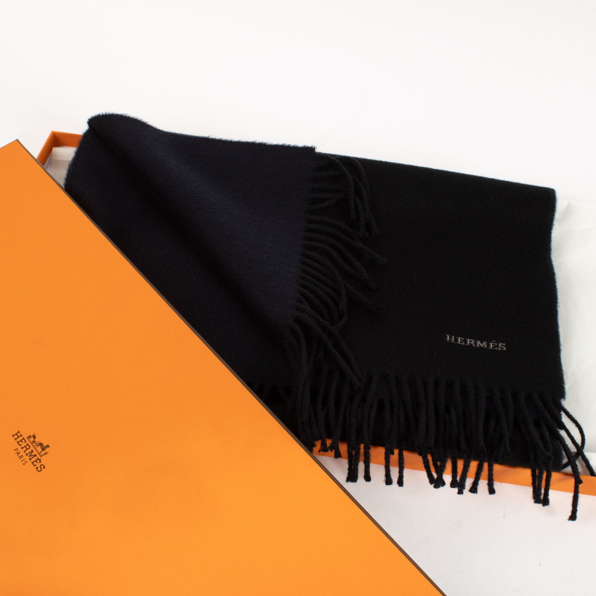 Hermès Recto-Verso Black/BLue Cashmere Scarf for the best price at Labellov secondhand luxury in Antwerp and Knokke.