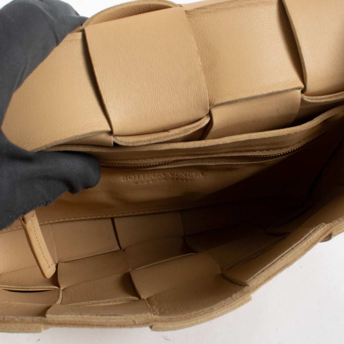 Authentic Second Hand Bottega Veneta Porridge Cassette Bag on Labellov.com