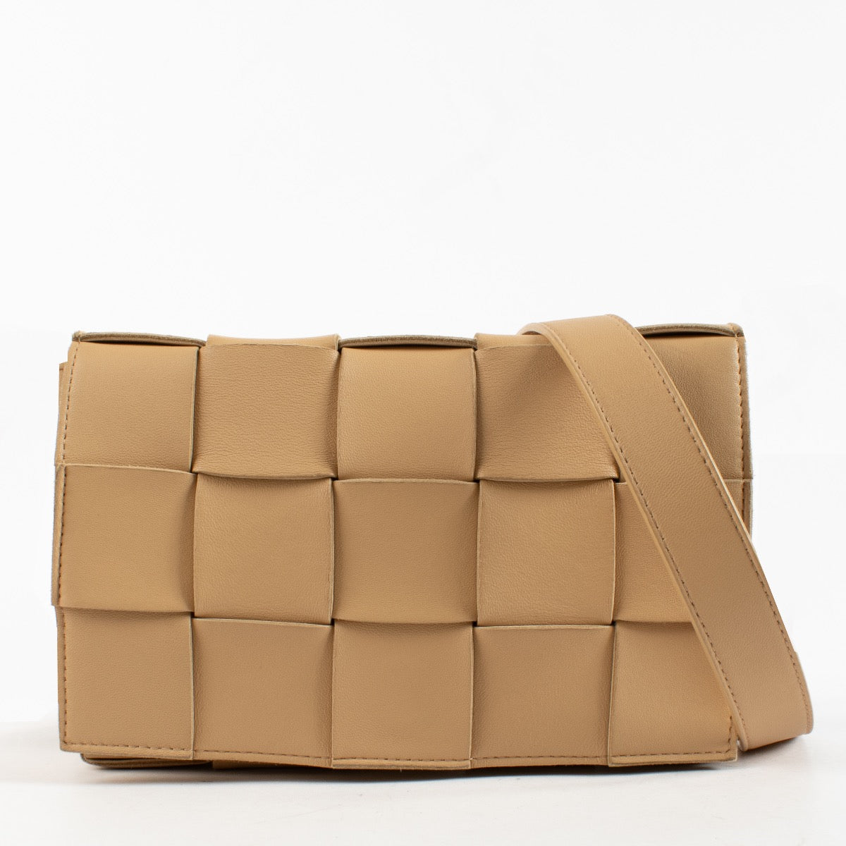 Authentic Second Hand Bottega Veneta Porridge Cassette Bag on Labellov.com