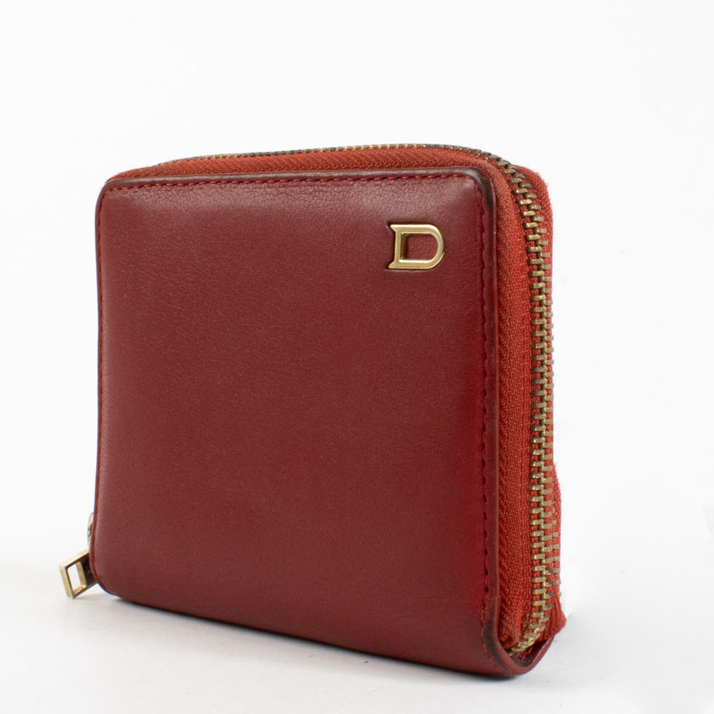 Authentic Second Hand Delvaux Red Zipped Wallet on Labellov.com