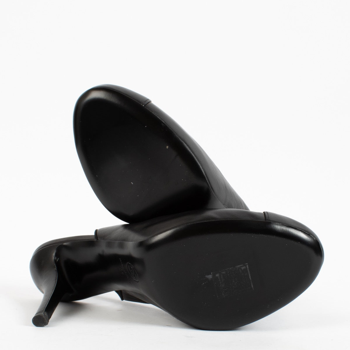 shop 100% authentic second hand Chanel Black Leather CC Pumps - Size 41 on Labellov.com