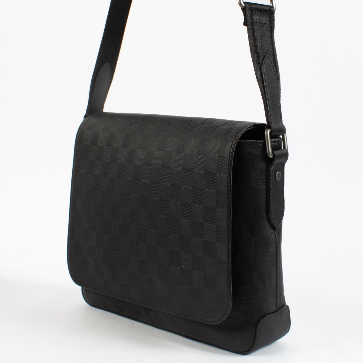 shop 100% authentic second hand Louis Vuitton District PM Messenger Bag on Labellov.com