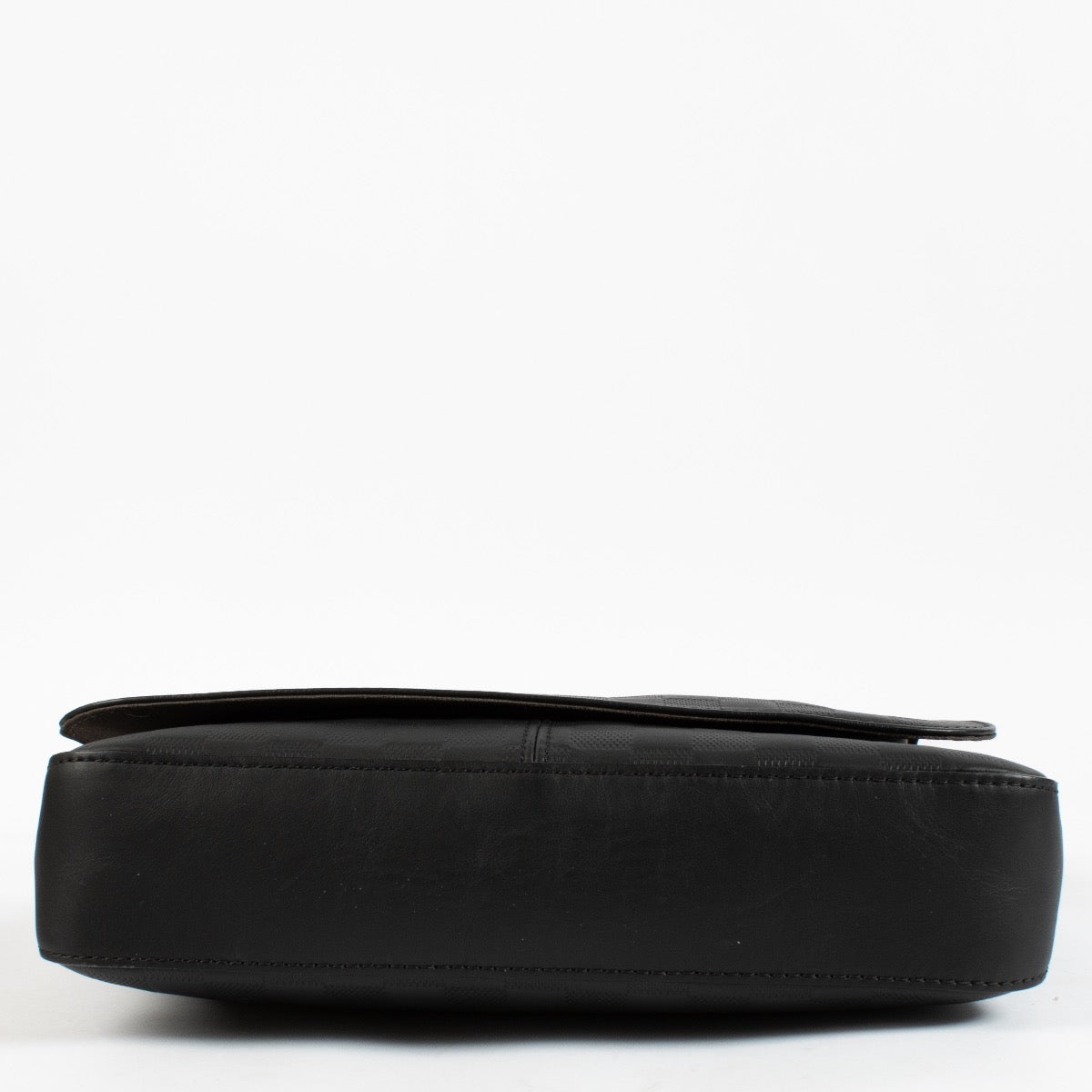 shop 100% authentic second hand Louis Vuitton District PM Messenger Bag on Labellov.com