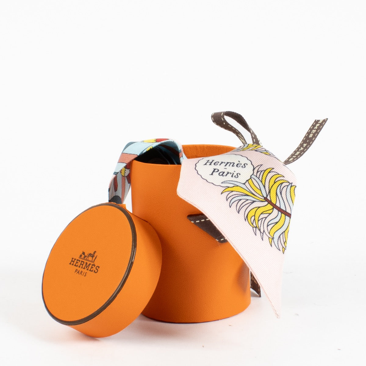 shop 100% authentic second hand Hermès Silk De L'Ombrelle Aux Duels Vieux 2021 Twilly on Labellov.com
