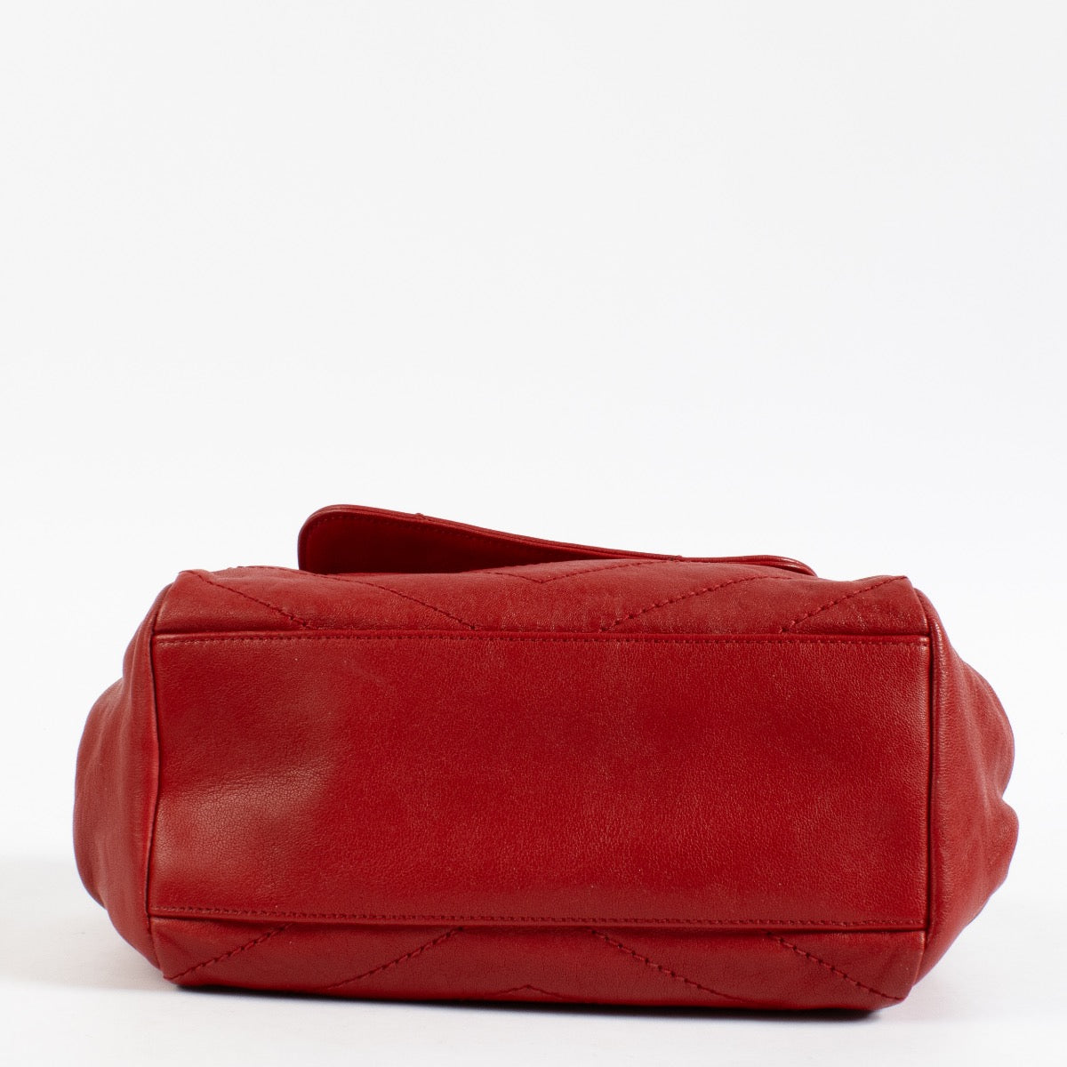 Shop safe online at Labellov in Antwerp, Brussels and Knokke this 100% authentic second hand Saint Laurent Red Small Nolita Bag