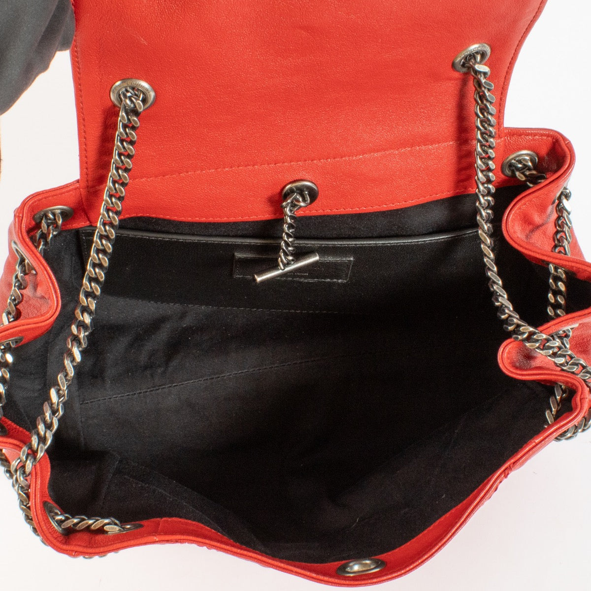 Shop safe online at Labellov in Antwerp, Brussels and Knokke this 100% authentic second hand Saint Laurent Red Small Nolita Bag
