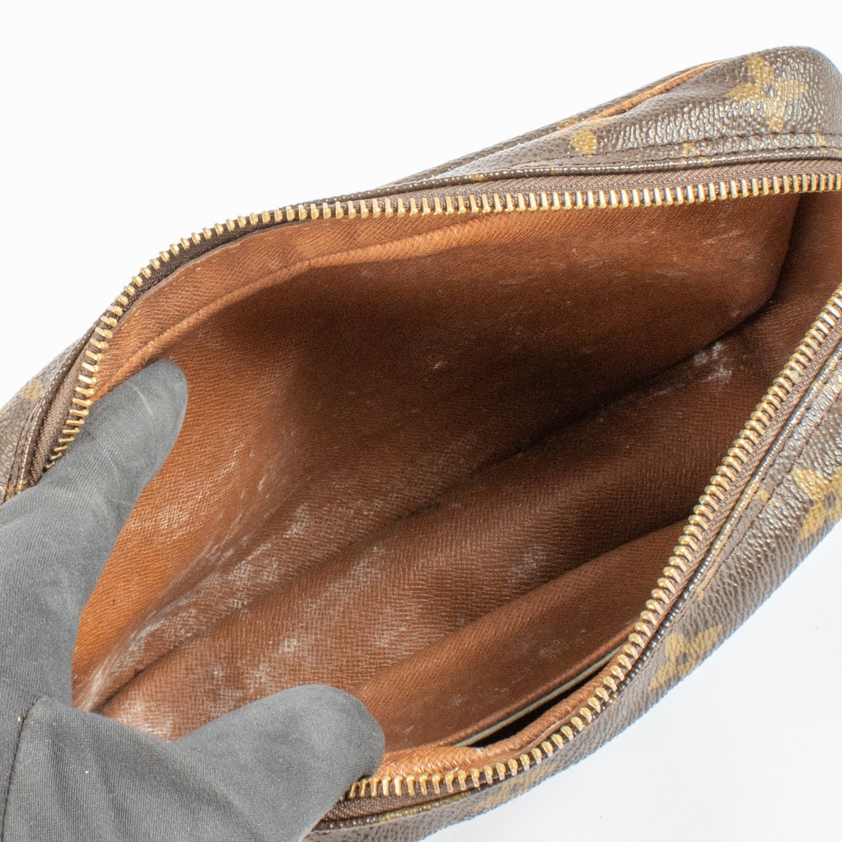 shop 100% authentic second hand Louis Vuitton Monogram Pouch on Labellov.com