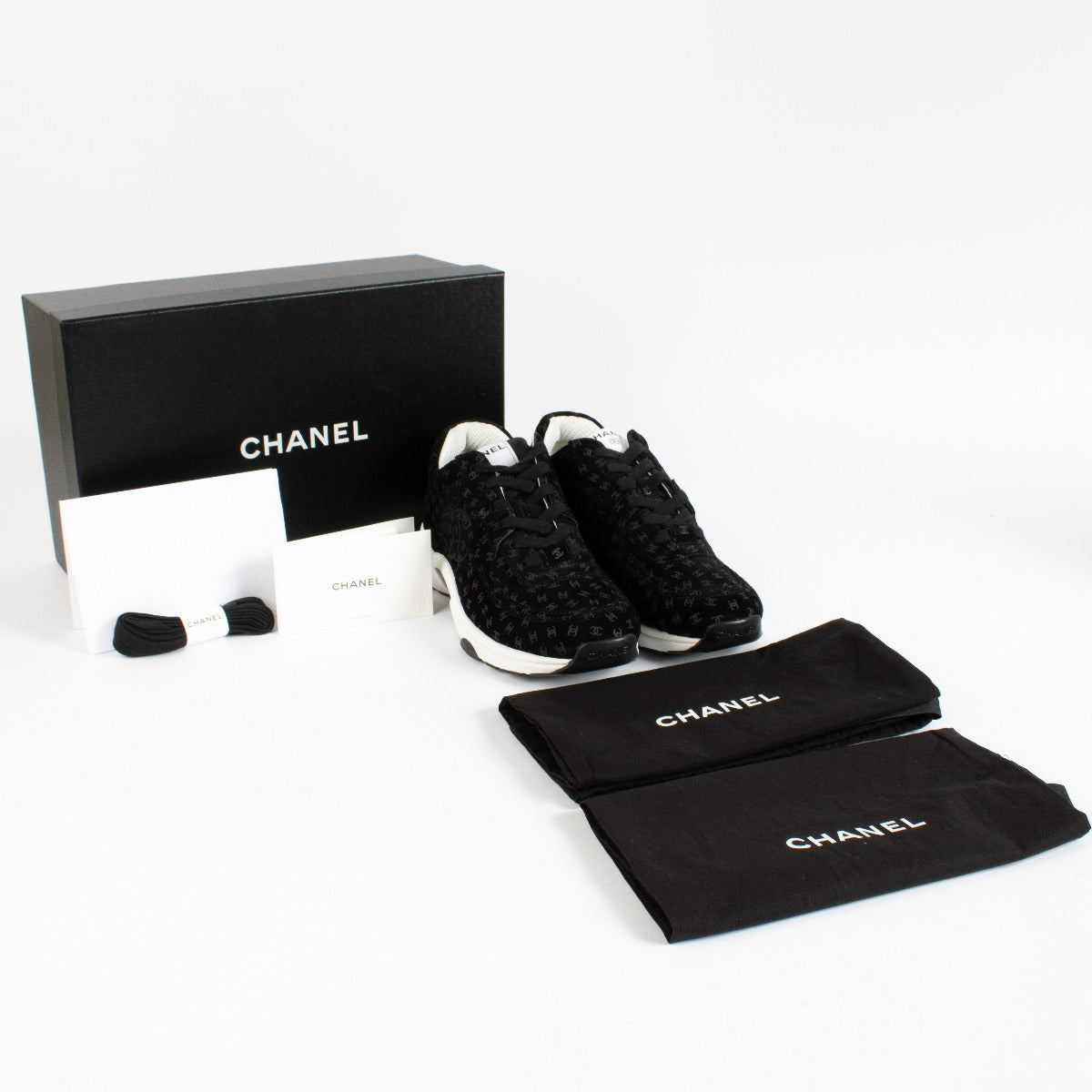 Chanel Zwarte Suède CC Sneakers - Maat 40