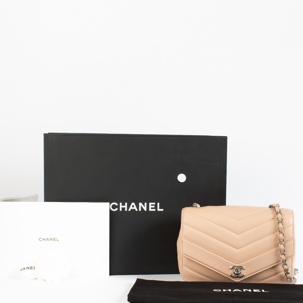 Chanel Nude Caviar Chevron Flap Tas