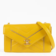 Chanel Yellow Chevron Envelope Flap Bag aan de beste prijs bij Labellov tweedehands luxe in Antwerpen en Knokke.