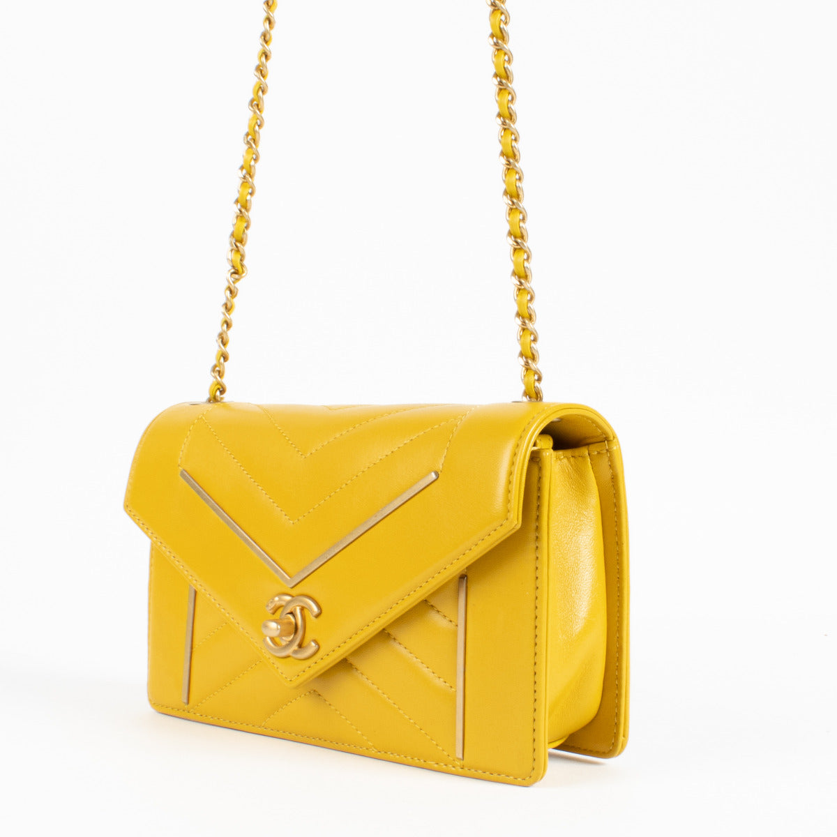 Sac à rabat Chanel motif chevron jaune