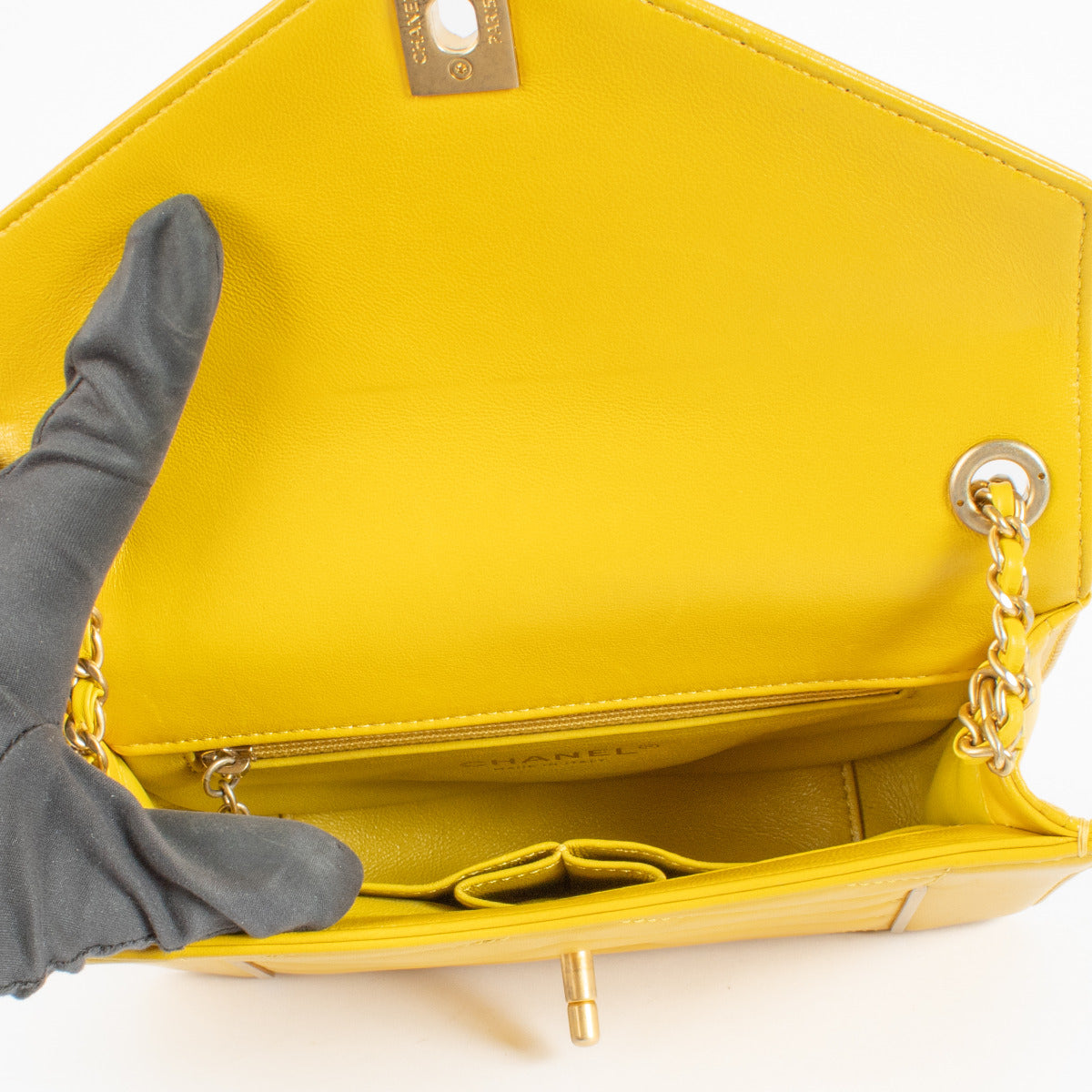 Sac à rabat Chanel motif chevron jaune