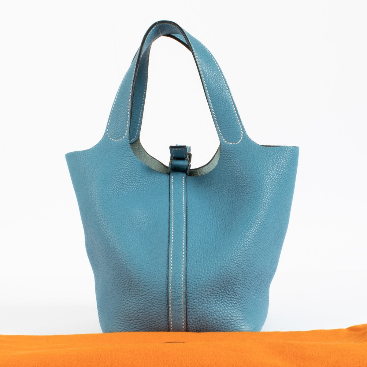 Shop safe online at Labellov in Antwerp, Brussels and Knokke this 100% authentic second hand Hermès Picotin 18 Bleu Jean Clemence PHW