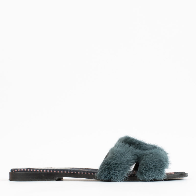 Shop safe online at Labellov in Antwerp, Brussels and Knokke this 100% authentic second hand Hermès Bleu Paon Mink Fur Oran Sandals - size 38