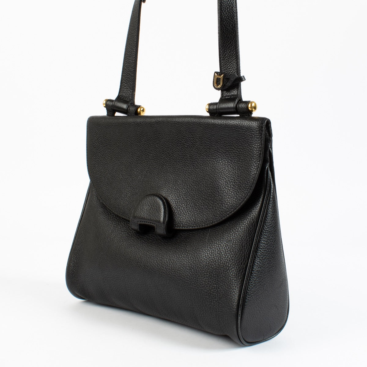 Shop safe online at Labellov in Antwerp, Brussels and KNokke this 100% authentic second hand Delvaux Black Impromptu Shoulder Bag
