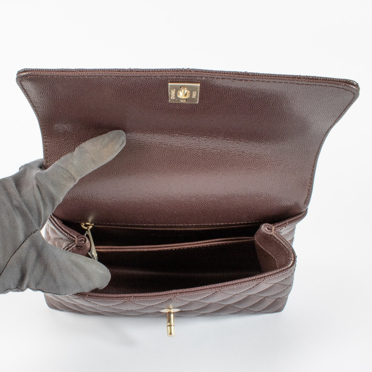 Shop safe online at Labellov in Antwerp, Brussels and Knokke this 100% authentic second Chanel Brown Caviar Small Coco Handle. Veilig online tweedehands authentieke Chanel Brown Caviar Small Coco Handle kopen bij Labellov.