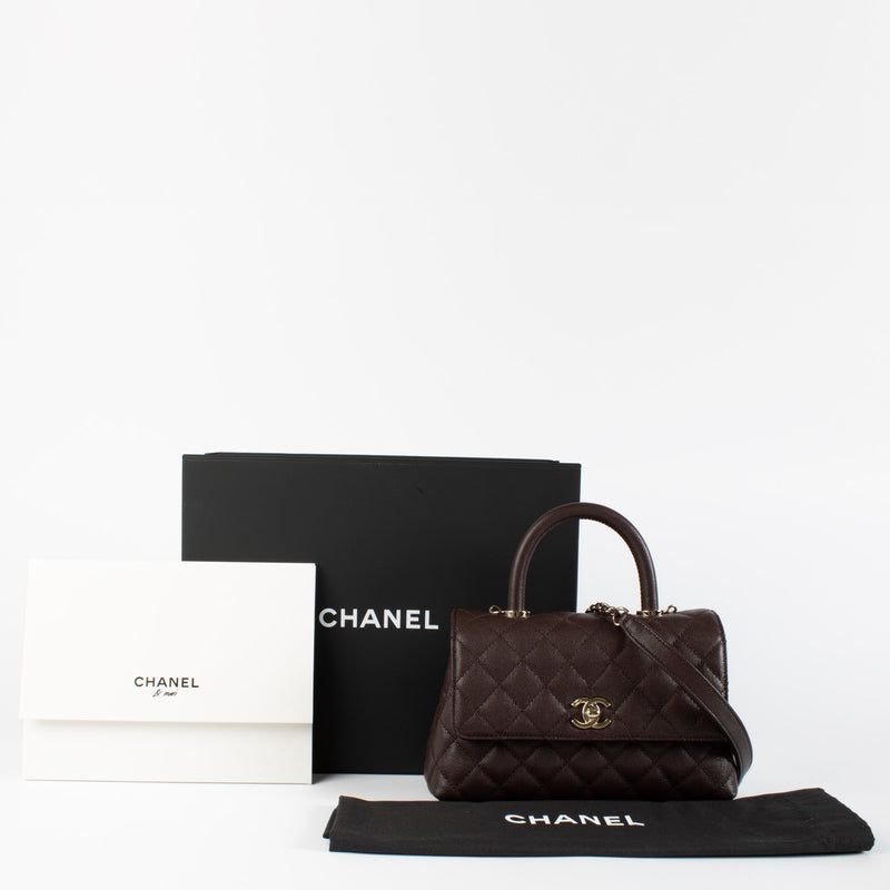 Shop safe online at Labellov in Antwerp, Brussels and Knokke this 100% authentic second Chanel Brown Caviar Small Coco Handle. Veilig online tweedehands authentieke Chanel Brown Caviar Small Coco Handle kopen bij Labellov.