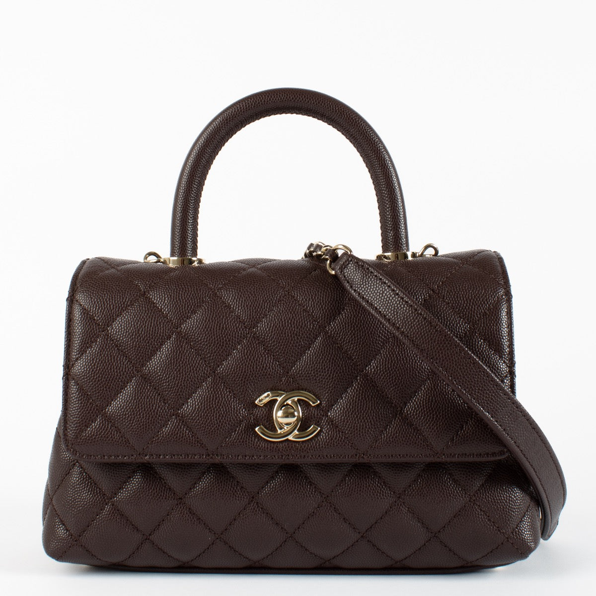 Shop safe online at Labellov in Antwerp, Brussels and Knokke this 100% authentic second Chanel Brown Caviar Small Coco Handle. Veilig online tweedehands authentieke Chanel Brown Caviar Small Coco Handle kopen bij Labellov.