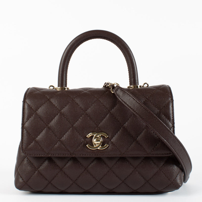 Shop safe online at Labellov in Antwerp, Brussels and Knokke this 100% authentic second Chanel Brown Caviar Small Coco Handle. Veilig online tweedehands authentieke Chanel Brown Caviar Small Coco Handle kopen bij Labellov.