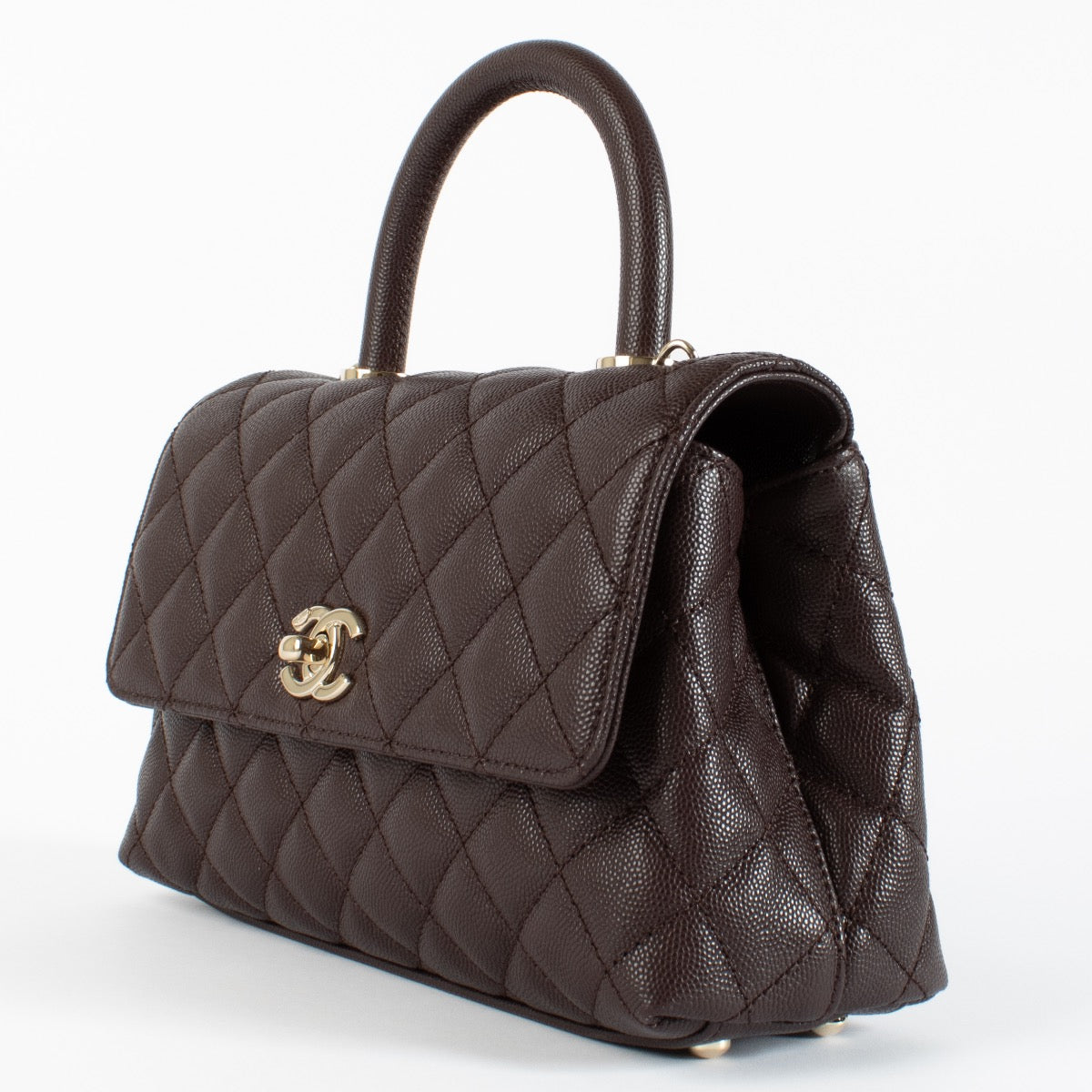 Shop safe online at Labellov in Antwerp, Brussels and Knokke this 100% authentic second Chanel Brown Caviar Small Coco Handle. Veilig online tweedehands authentieke Chanel Brown Caviar Small Coco Handle kopen bij Labellov.