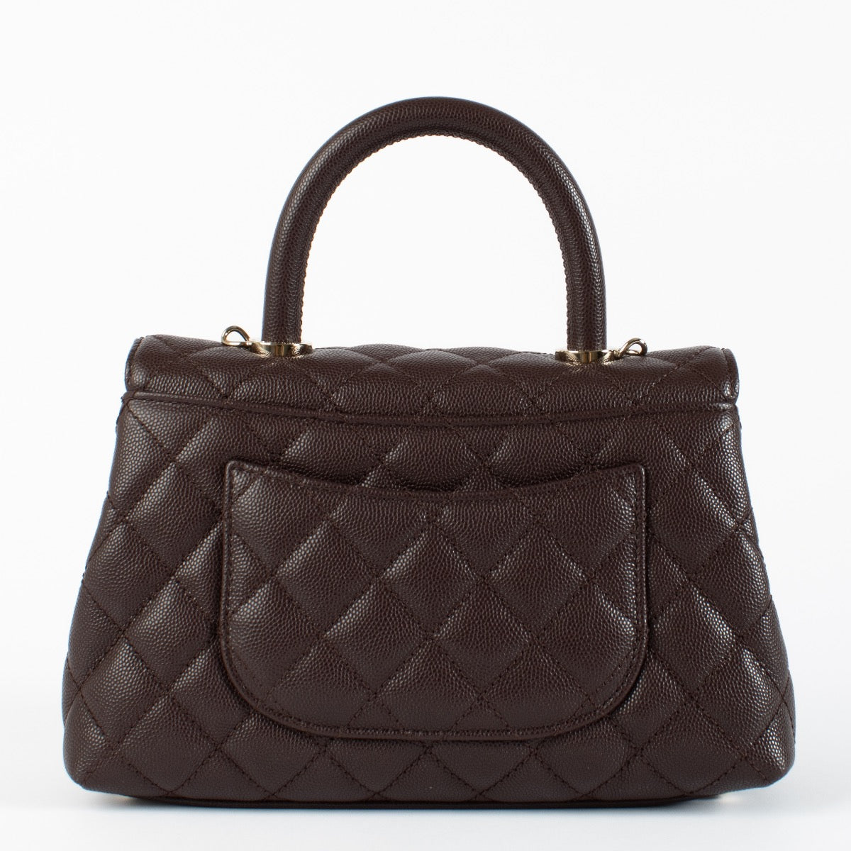 Shop safe online at Labellov in Antwerp, Brussels and Knokke this 100% authentic second Chanel Brown Caviar Small Coco Handle. Veilig online tweedehands authentieke Chanel Brown Caviar Small Coco Handle kopen bij Labellov.