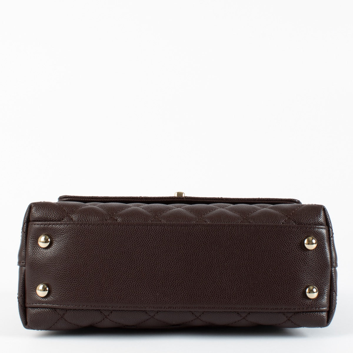 Shop safe online at Labellov in Antwerp, Brussels and Knokke this 100% authentic second Chanel Brown Caviar Small Coco Handle. Veilig online tweedehands authentieke Chanel Brown Caviar Small Coco Handle kopen bij Labellov.