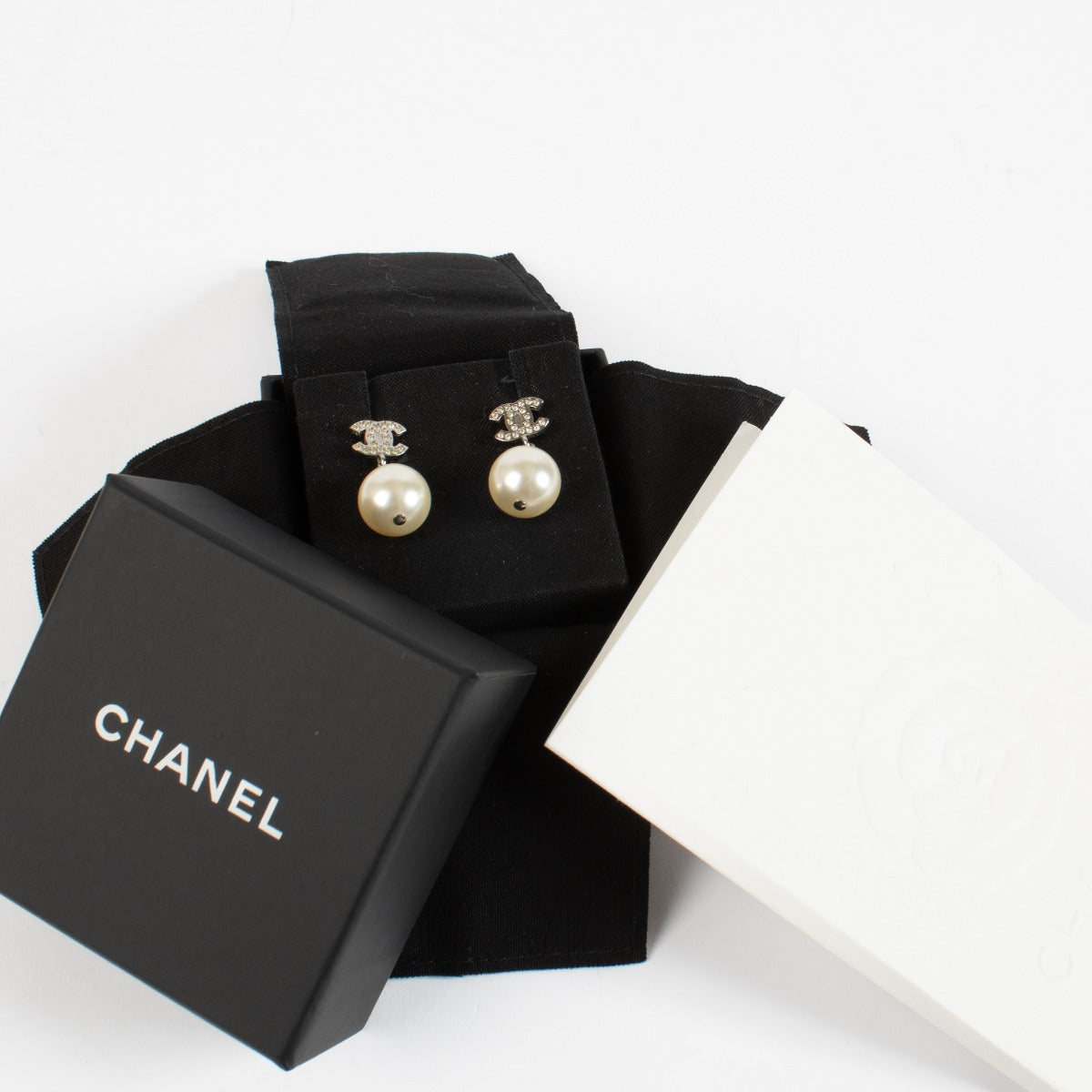 Authentic pre-loved Chanel 22A CC Pearl Earrings on Labellov.com