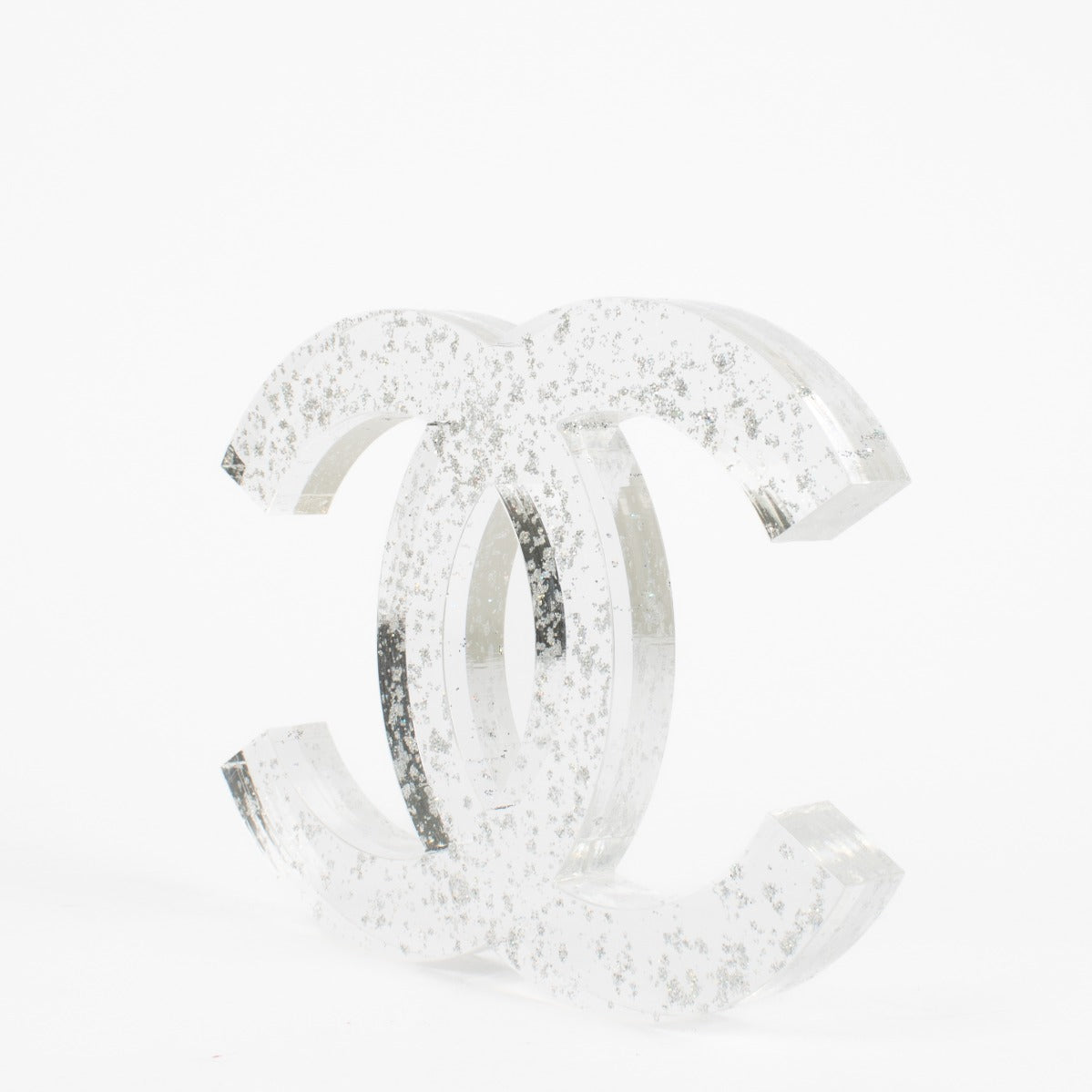 Sculpture en acrylique Chanel avec logo CC transparent à paillettes