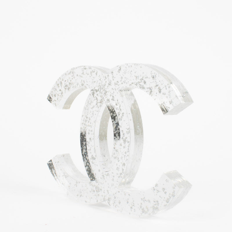 Sculpture en acrylique Chanel avec logo CC transparent à paillettes